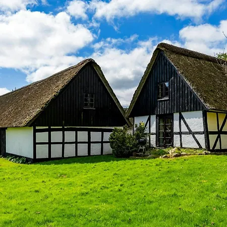 Hébergement de vacances Half-timbered Farm With Sea View At Kalovig